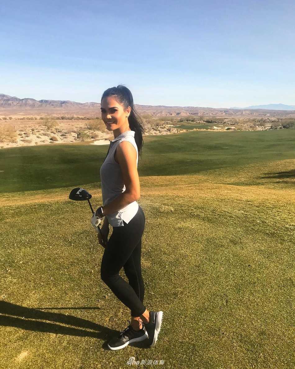 与好友击掌欢笑，分享球场趣事，展现高尔夫运动温馨社交的一面