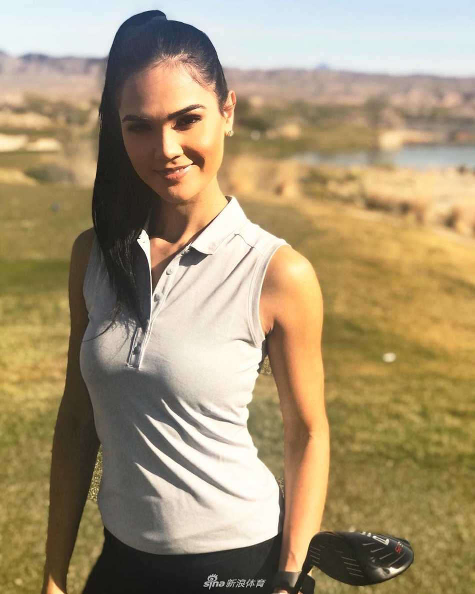 夕阳下她扛着球杆悠然回望，金色的余晖为整个场景披上梦幻滤镜