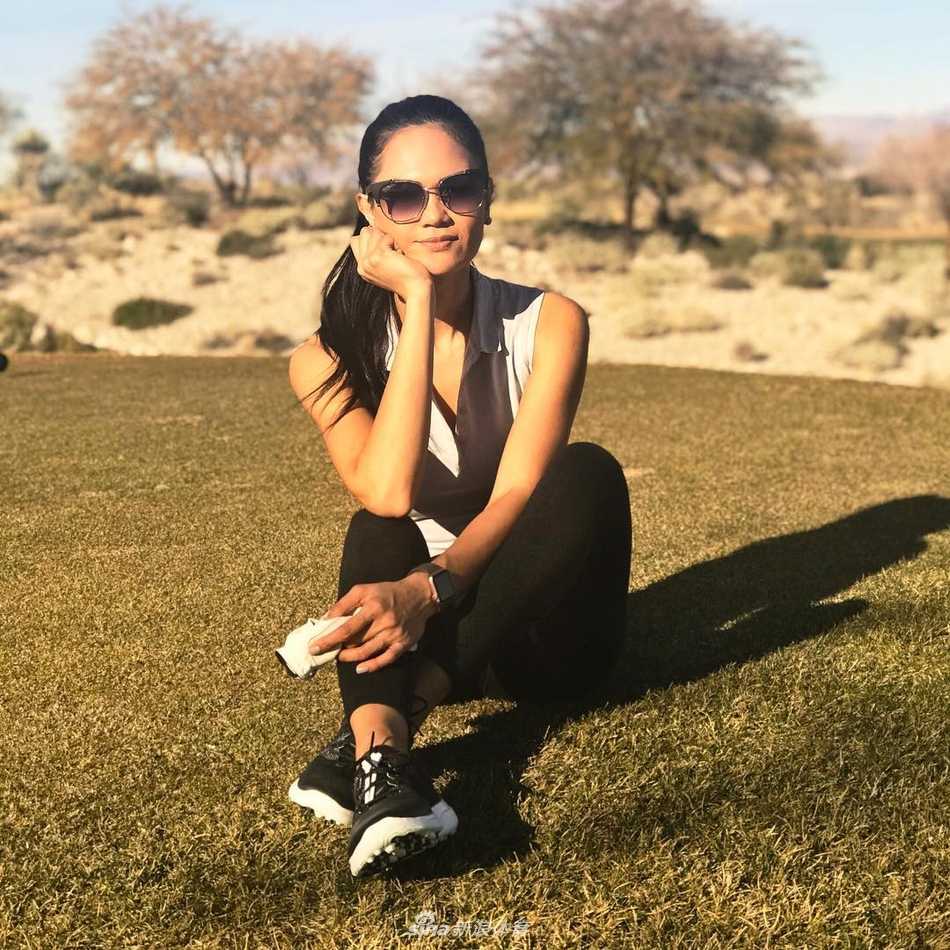 近距离特写她手持高尔夫球，妆容精致笑容甜美，运动与时尚完美交融