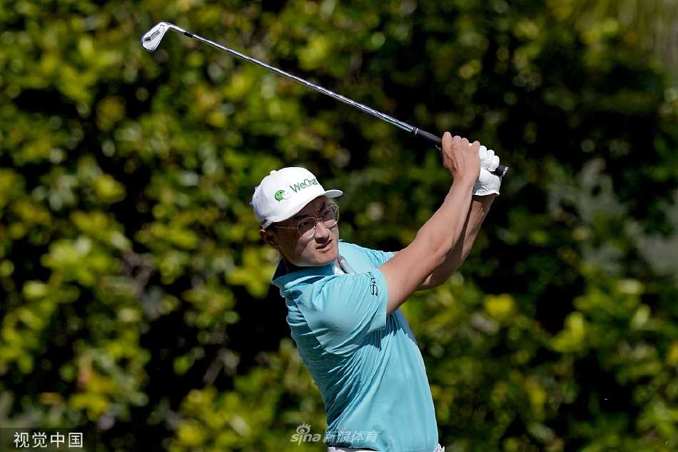 李昊桐在索尼公开赛第二轮中全神贯注地推杆，背景是瓦莱伊乡村俱乐部翠绿的果岭与湛蓝的天空