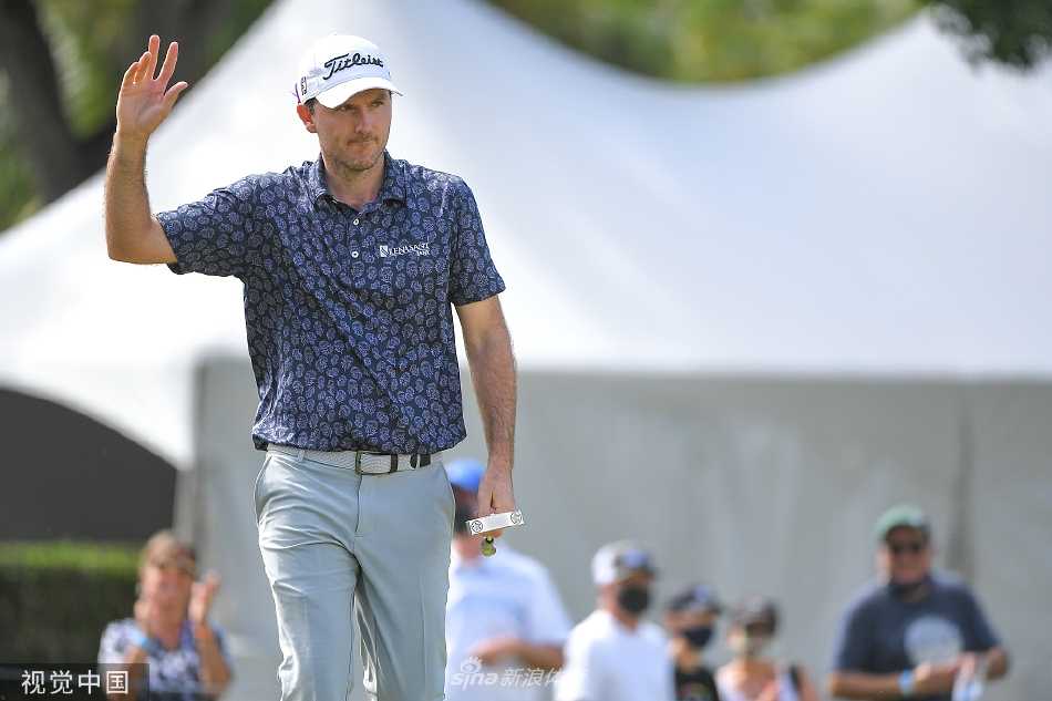 卡梅隆-史密斯在沙坑中成功救球，沙粒在空中划出一道金色的弧线