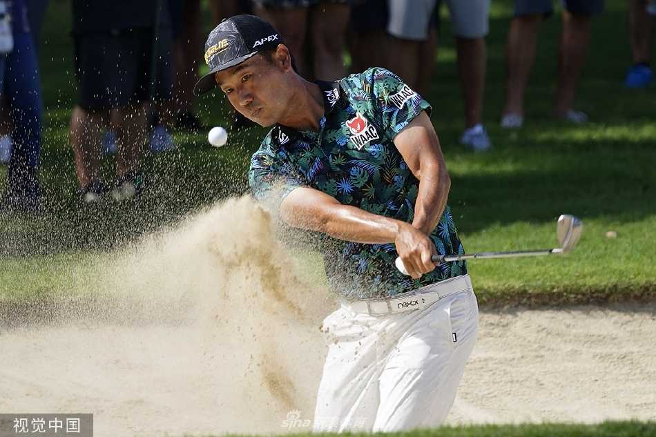 罗素-亨利在球道上优雅挥杆，阳光勾勒出他专注的侧影与飞扬的草屑