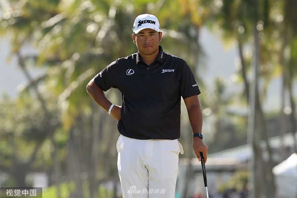 罗相昱在果岭边露出标志性微笑，轻松处理一记精巧的切杆