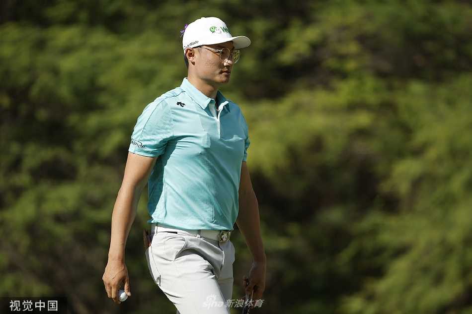 李昊桐走过赛事赞助商标志板，自信地向观众挥手致意