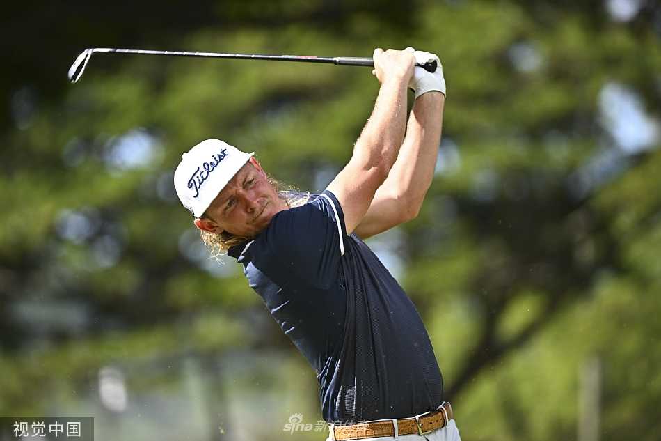 广阔的比赛全景，展示出瓦莱伊球场蜿蜒的球道、白色的沙坑与远方深蓝色的太平洋