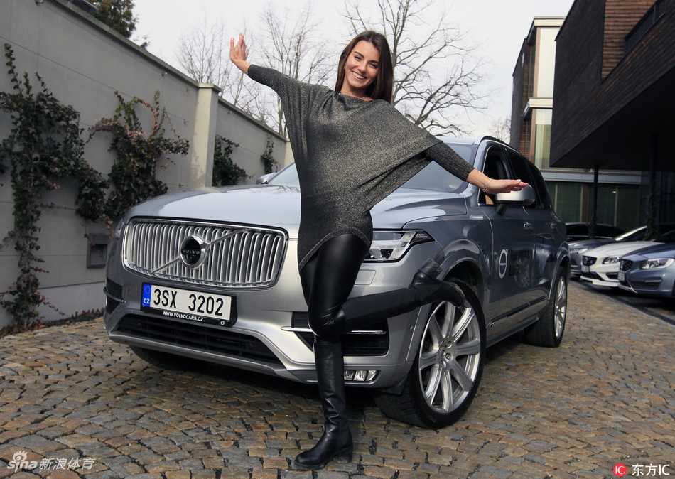 阳光下，斯皮尔科娃在宽阔草坪上完成优雅的挥杆收杆动作，裙摆随风轻扬，动作流畅充满力量，宛如一幅动态的体育雕塑。