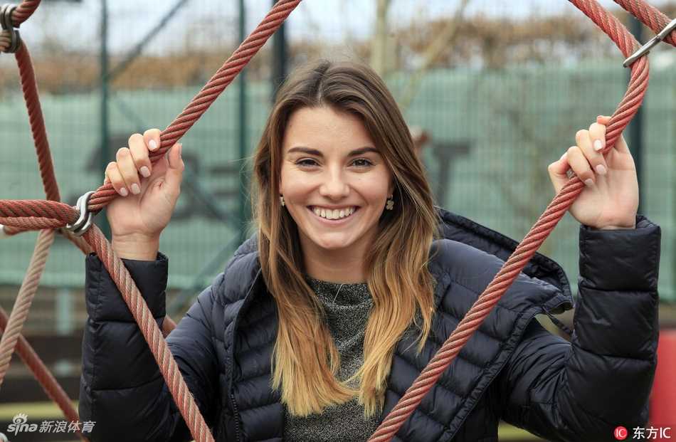 黄昏时分，斯皮尔科娃漫步于金色余晖笼罩的城墙上，肩扛球杆的背影显得洒脱而坚定，仿佛一位漫步于时光中的探索者。