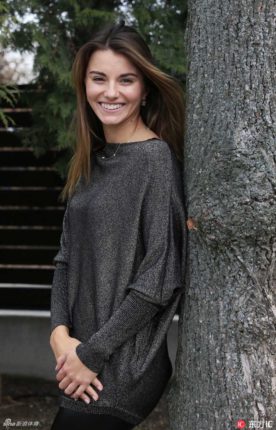 斯皮尔科娃坐于复古窗台前，手握高尔夫球轻轻抛起，眼神俏皮而灵动，仿佛在思考下一次挑战的战术。