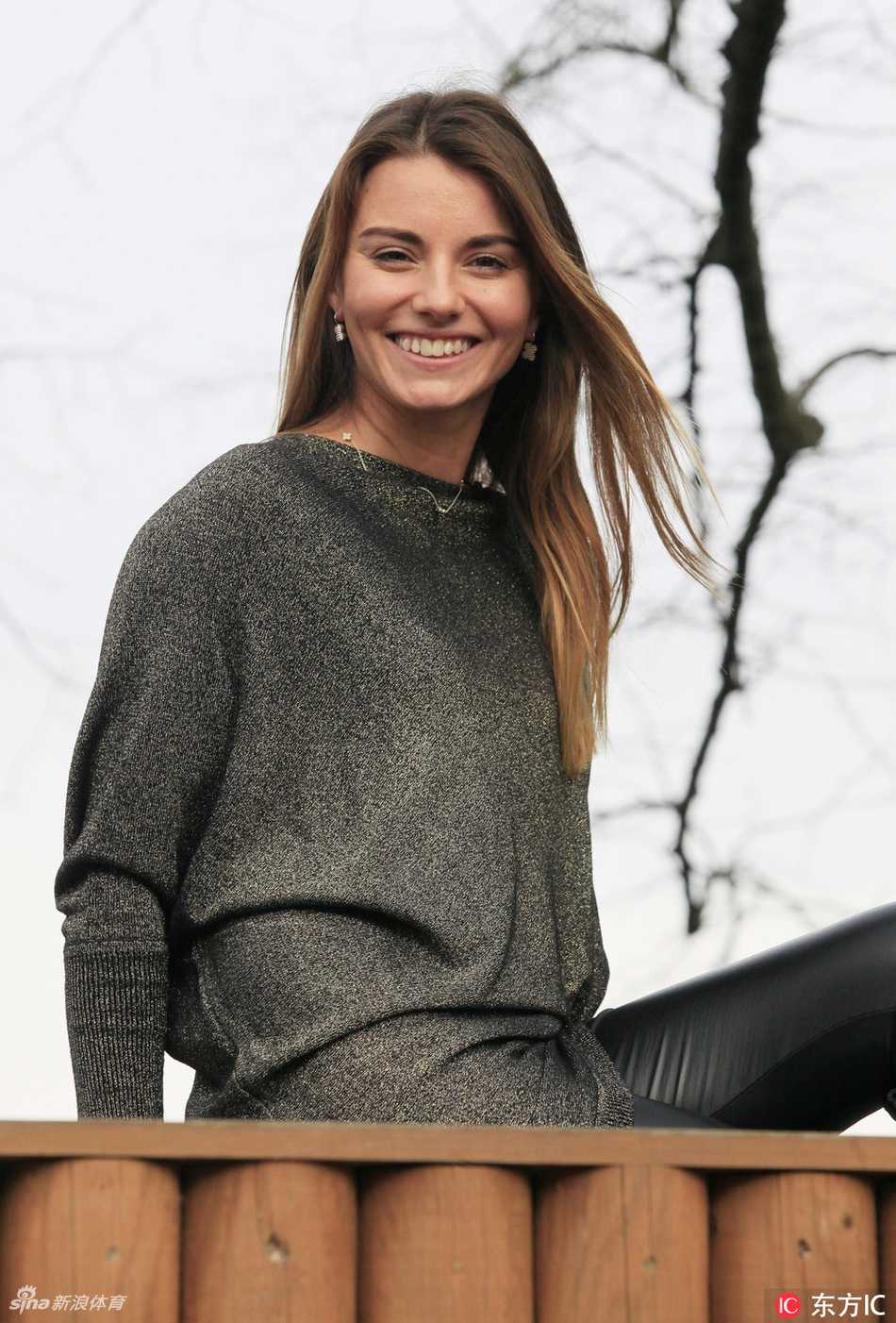 在充满几何线条的现代建筑背景下，斯皮尔科娃摆出专业的推击准备姿势，身影与建筑结构形成有趣互动，凸显运动与现代美学的结合。