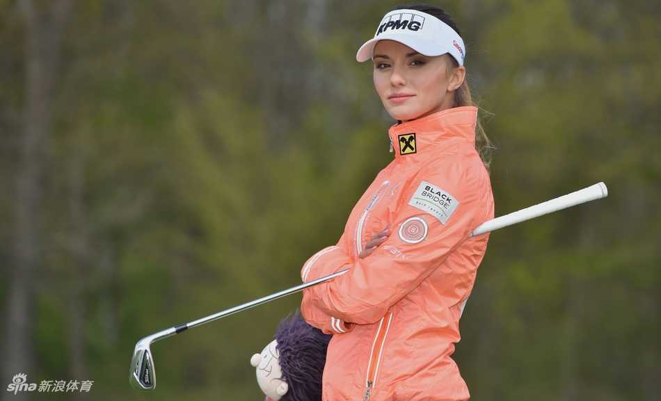 特写镜头下，斯皮尔科娃低头轻抚爱杆，嘴角带着一丝满意的微笑，仿佛在与最亲密的战友进行无声的交流。