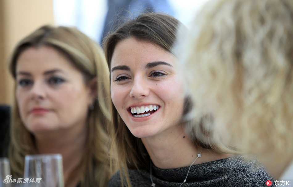 斯皮尔科娃在布拉格城市公园的绿荫中潇洒挥杆，整套动作连贯有力，阳光穿过树梢在她身上投下斑驳光影，充满动感与生机。