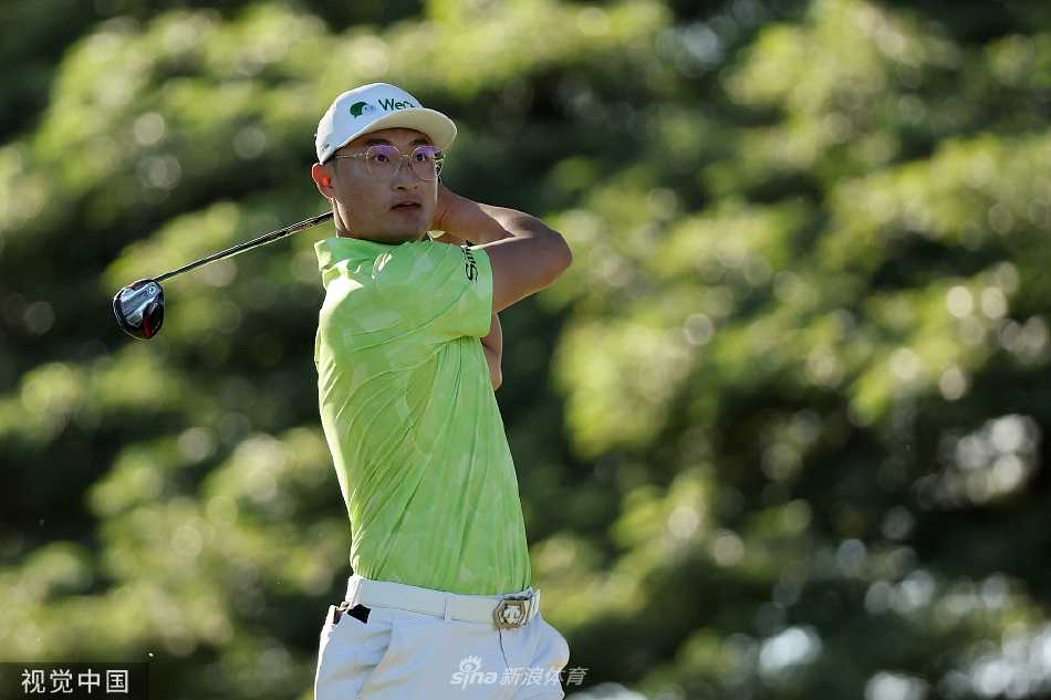 李昊桐在索尼公开赛首轮比赛中，正全神贯注地观察果岭推杆线路，眼神坚定充满自信。