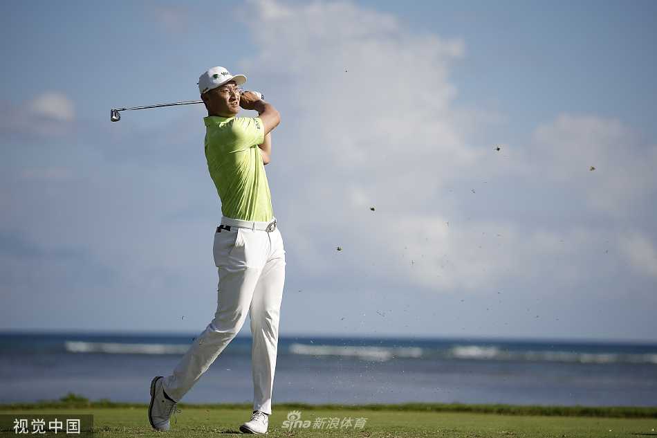 卫冕冠军罗相昱在第十八洞果岭优雅推杆，背景是夏威夷经典的棕榈树与湛蓝天空。