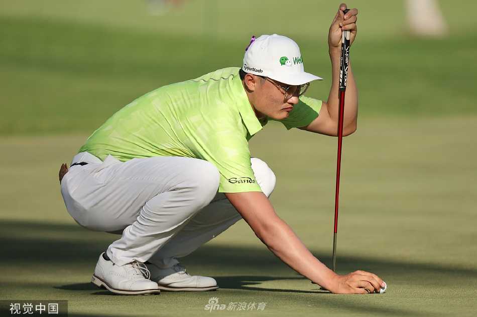 李昊桐大力开出完美一球，身体在收杆动作中形成充满力量感的优美曲线。