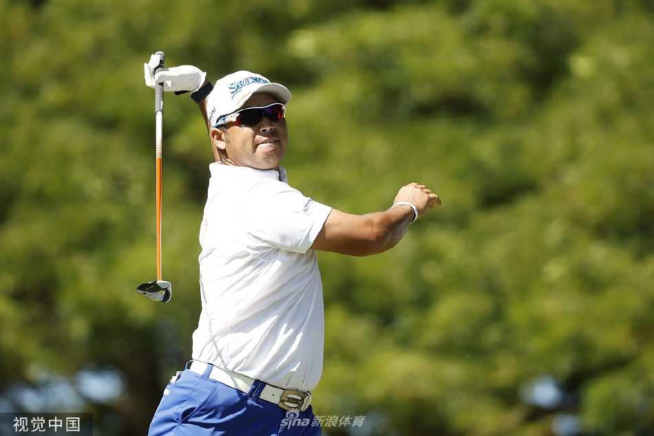 瓦伊莱乡村俱乐部标志性的海边洞景，碧海蓝天与翠绿球道构成一幅绝美画卷。