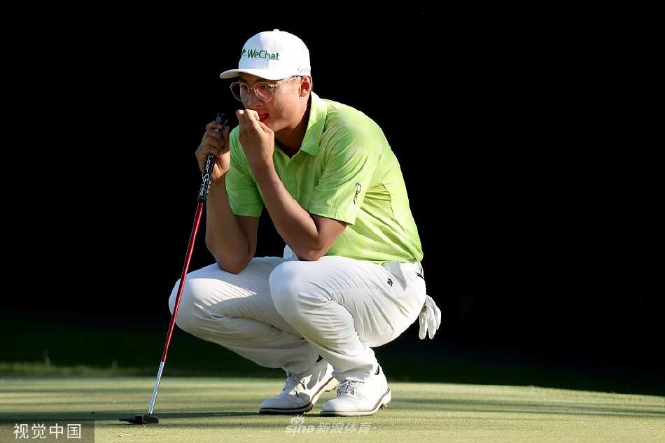 凯文-查培尔在长草中救球，展现出色的球场处理能力与精准的短杆技术。