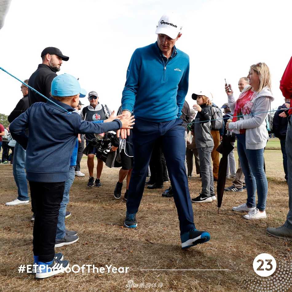 凝神一击：球手俯身专注推杆，果岭纹路在阳光下清晰如棋盘，全场屏息