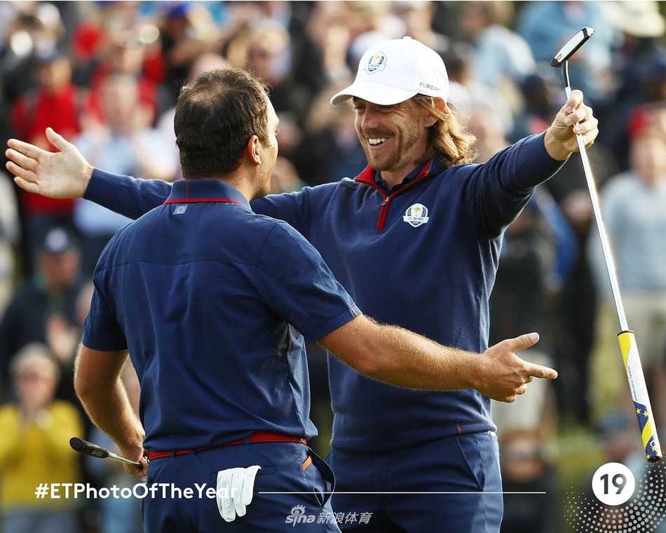 水畔挑战：白色小球飞越湛蓝湖面，倒影如画，是勇气与精准的完美考验