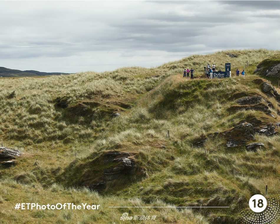 雨中意志：球手在绵绵细雨中坚持击球，雨丝晶莹，折射出不屈的战斗精神