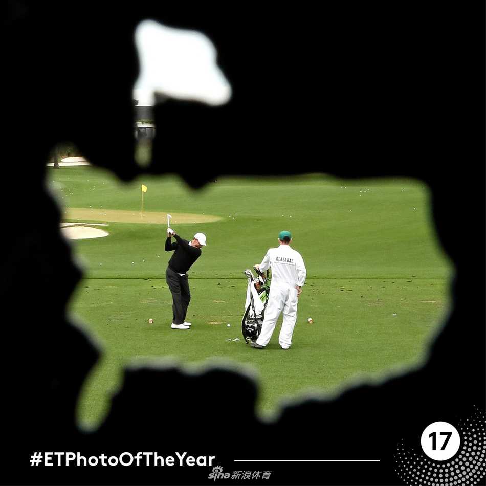 荣耀时刻：夺冠后与团队深情相拥，奖杯高举，背后是漫天绚烂的庆祝彩烟