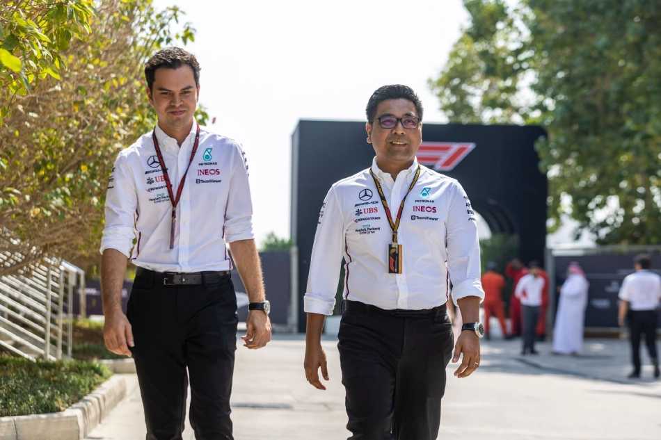 哈斯车队维修墙内，技师们如精密仪器般协同工作，橙色的火光映照着他们为赛车更换轮胎的瞬间。