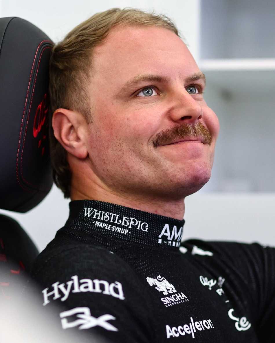 维斯塔潘驾驶红牛赛车以极限姿态过弯，车身姿态完美，赛车涂装与赛道灯光融为一体，速度感呼之欲出。