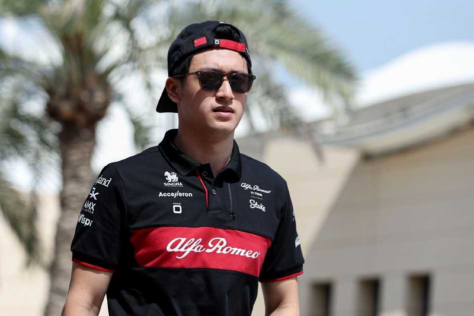 法拉利车手查尔斯·勒克莱尔的赛车在直道上剧烈海豚跳，赛车底板与路面撞击激起点点火花，惊心动魄。