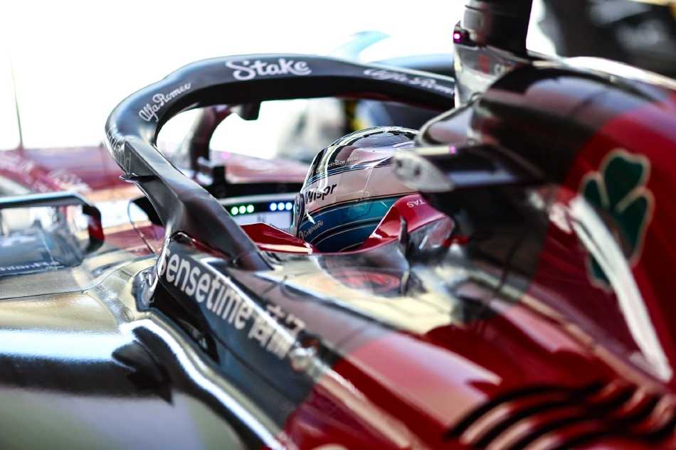 阿尔法·罗密欧车队机械师对周冠宇的赛车进行赛前检查，全神贯注于每一个数据与细节。