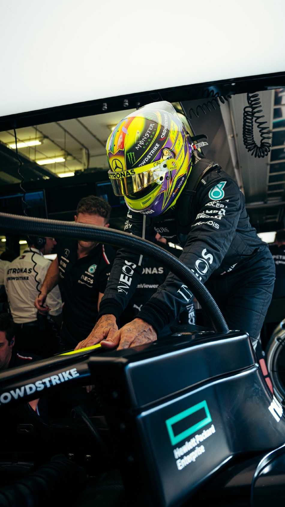 赛点争夺战中，多辆赛车在弯道中首尾相接，轮胎锁死泛起青烟，竞争激烈程度达到顶点。