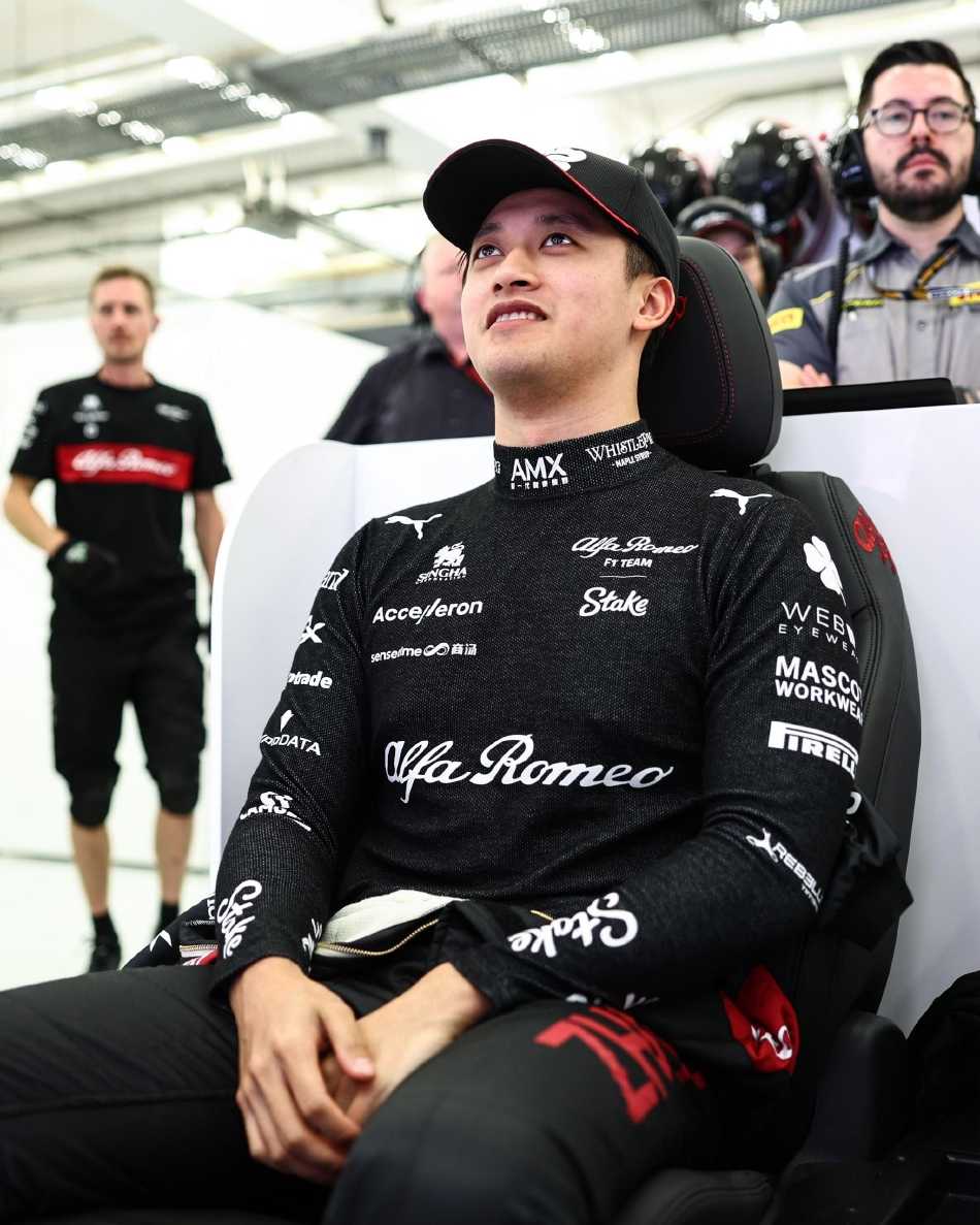 佩雷兹的红牛赛车在夜幕下飞驰，尾灯在赛道上拉出魅影流光，展现出无与伦比的直线速度。