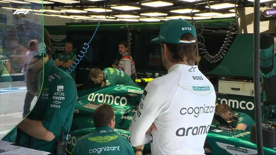 从航拍视角俯瞰巴林国际赛车场，蜿蜒的赛道被璀璨灯火点亮，如同镶嵌在沙漠中的一条宝石项链。