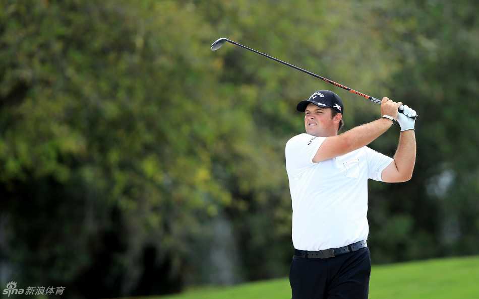 罗里·麦克罗伊在开球瞬间凝聚全身力量，动态画面完美捕捉了职业球员的爆发力。