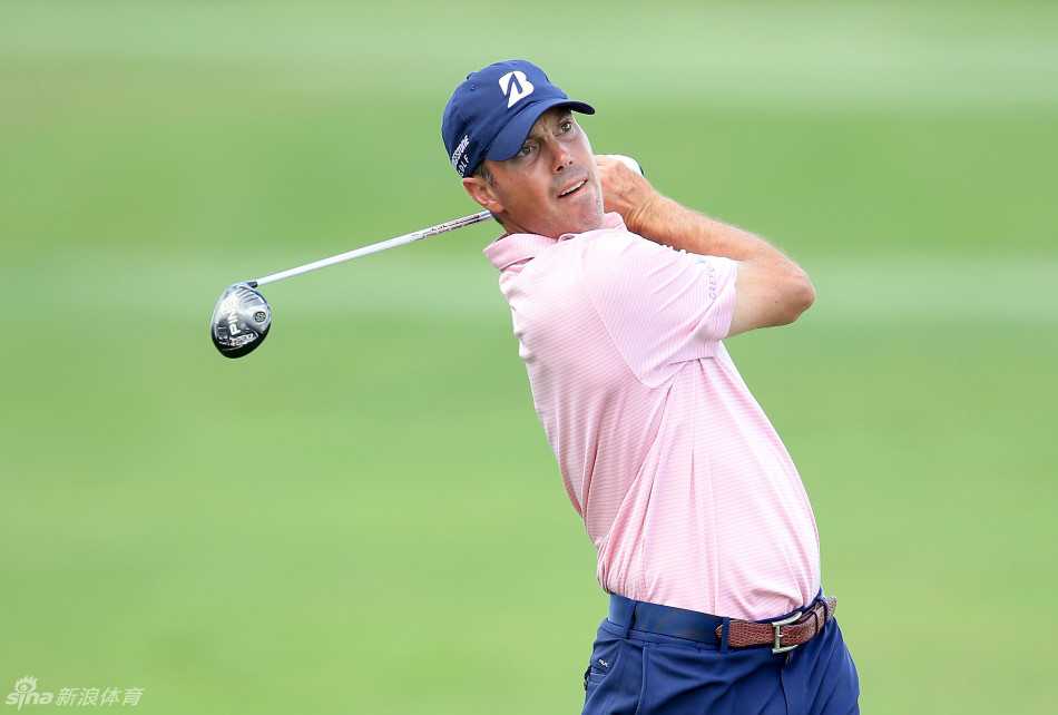 英国名将贾斯汀·罗斯在练习中优雅挥杆，阳光勾勒出他流畅的击球动作轮廓。