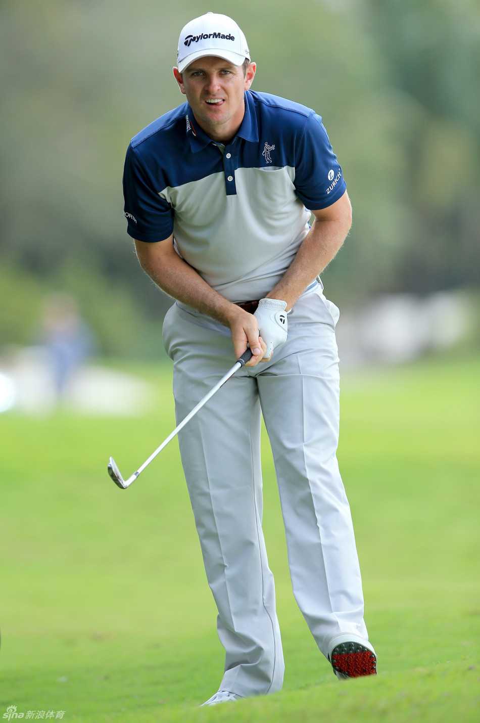 伊恩·保尔特以标志性的鲜艳着装站立在球场上，自信的姿态彰显其独特的个人风格。