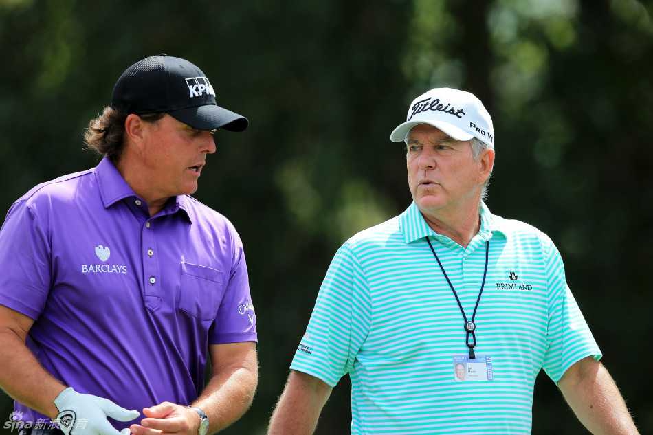 麦克罗伊在练习场专注备战，神情严肃，为即将到来的大赛进行最后调整。