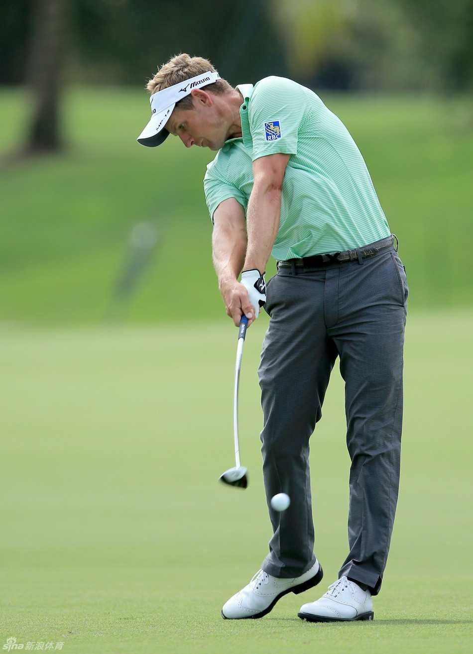 里奇·福勒在沙坑中处理困难球位，神情专注，沙砾飞扬间展现精湛的救球技巧。