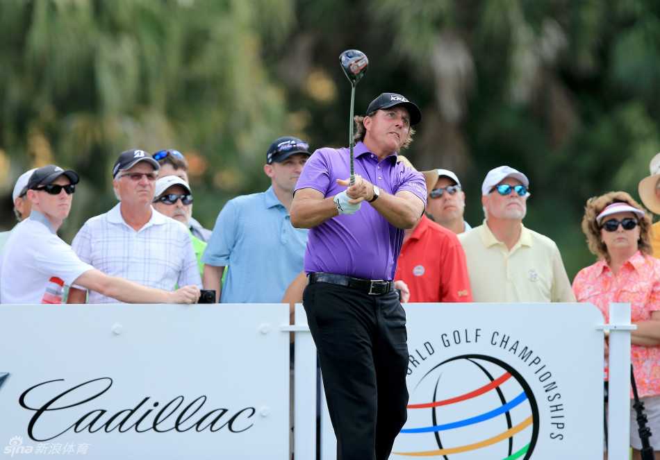 菲尔·米克尔森与球童在比赛中深入交流，探讨策略，展现团队合作的重要性。