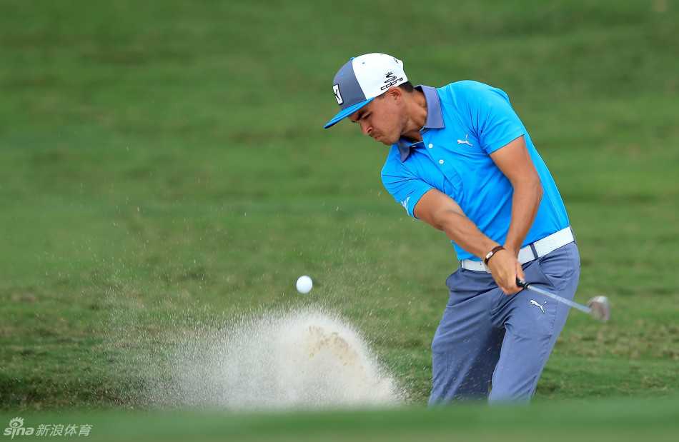 一位职业高尔夫球员在球道上凝视远方，评估击球路线，沉浸在比赛的思考中。