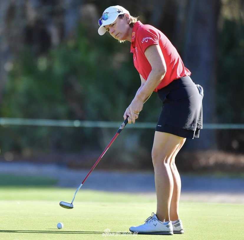 红衫如海 高坛同心致敬传奇泰格伍兹 托尼·弗诺头戴反转向后的白色球帽,身穿鲜艳的红色上衣,在果岭边露出坚定而温暖的笑容,完美复刻了泰格·伍兹经典的周日造型与神态。