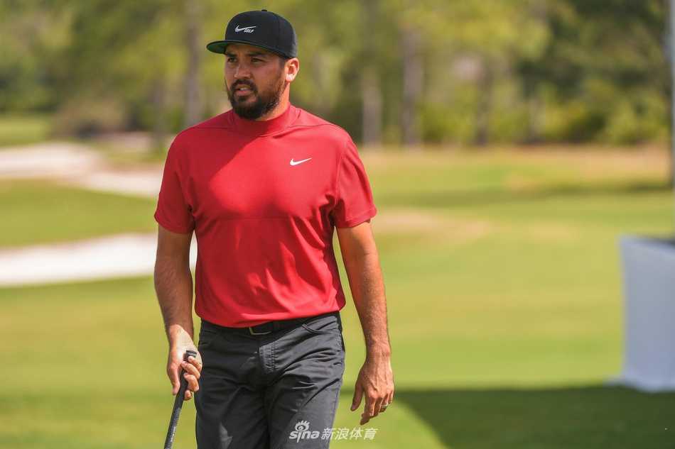 红衫如海 高坛同心致敬传奇泰格伍兹 罗里·麦克罗伊神情专注地身着红色polo衫与黑色长裤,在绿茵球道上准备击球,这是他职业生涯中首次穿上这套标志性的配色,以此向泰格·伍兹致敬。