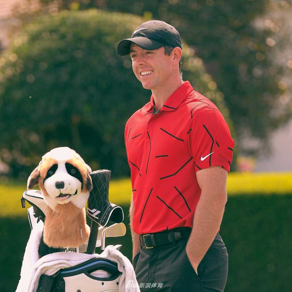 红衫如海 高坛同心致敬传奇泰格伍兹 贾斯汀·托马斯身着红色毛衣,在练习果岭上沉稳推杆,经典的红黑搭配在阳光下格外醒目,无声地传递着支持与力量。