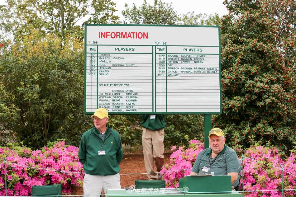 三巨头在练习日同组出发，漫步于球道间谈笑风生，阳光将他们的身影拉长在如毯的草皮上