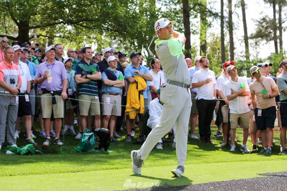 年轻冠军在沙坑中练习高难度救球，沙粒飞扬瞬间定格，展现力量与技巧的完美结合
