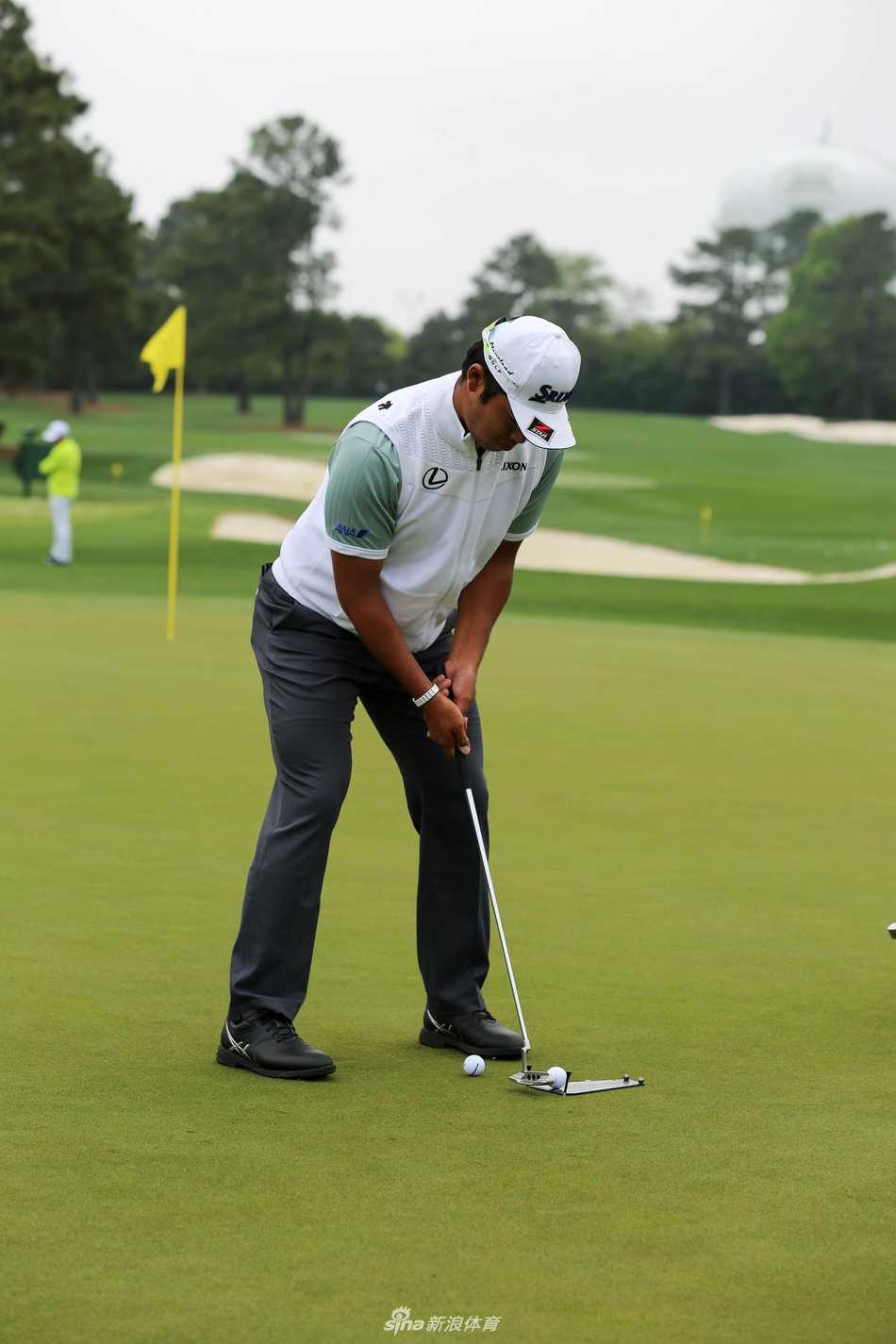 特写镜头捕捉到球手坚定侧脸与挥杆至顶点的动态，肌肉线条与专注眼神迸发竞技张力