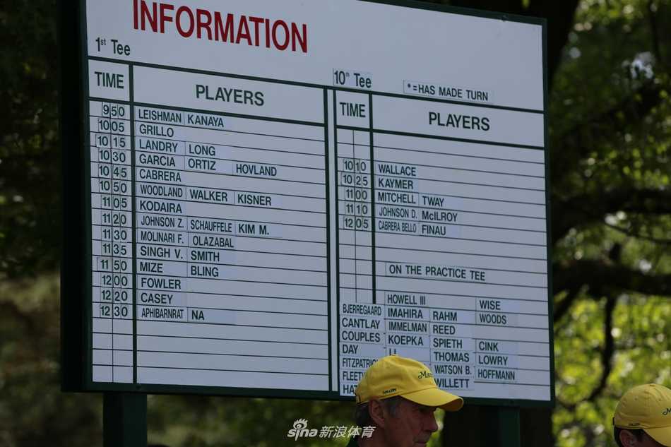 彩霞满天映照第12洞金钟花盛放，果岭旁水潭倒映天空，阿门角在黄昏中静候英雄