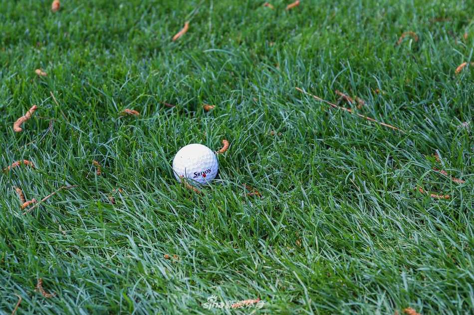 暮色中的会所灯火初上，最后一批观众离场，球道在深蓝天空下延伸出幽静光芒