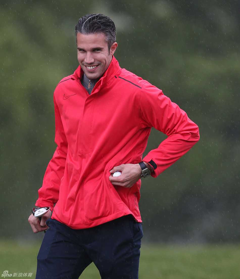 范佩西在高尔夫球场上全神贯注地准备挥杆，姿态优雅而自信，仿佛将足球场上的精准脚法带到了这片绿茵之上。