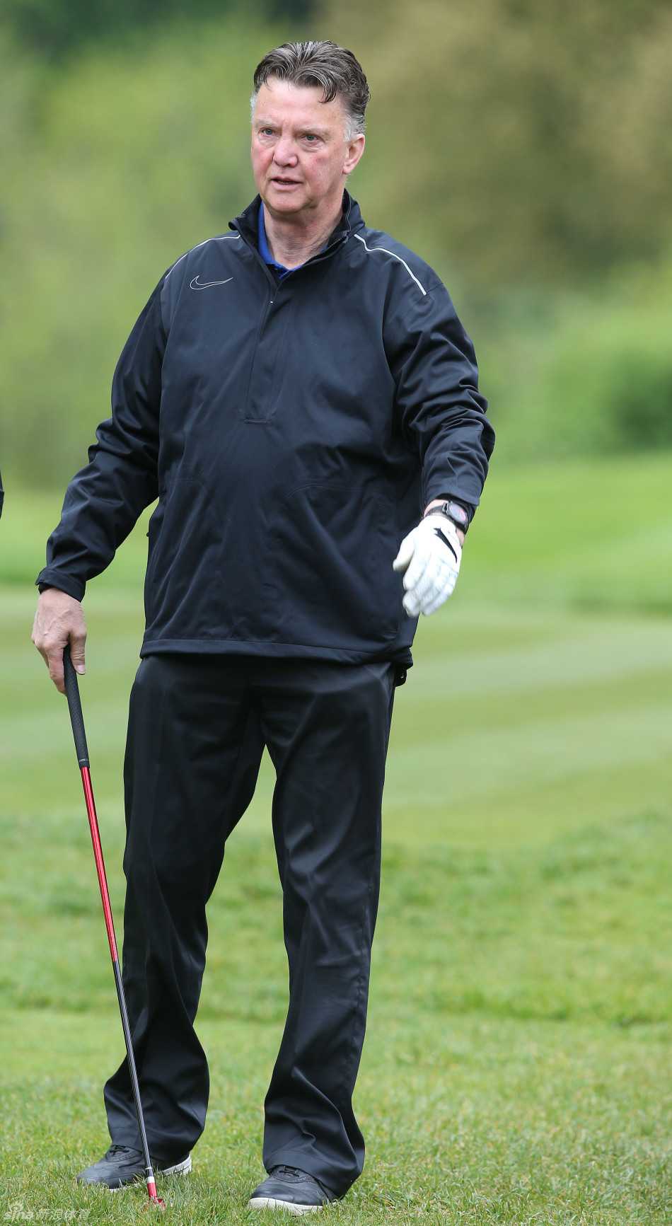 曼联主帅范加尔面带微笑，神情轻松地站在场边，观察着弟子们的表现，一派运筹帷幄的统帅风范。