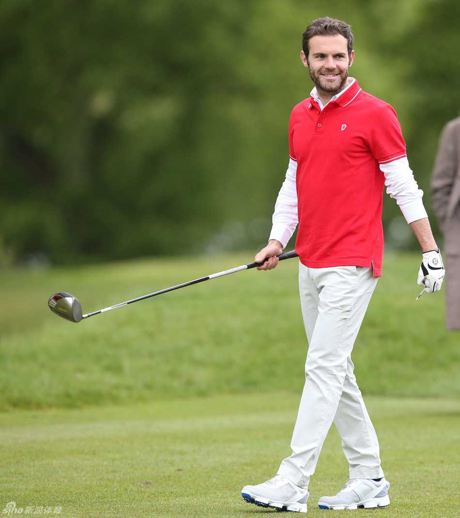 马塔开心地笑着准备开球，阳光洒在他脸上，洋溢着纯粹的快乐与放松，感染着周围的每一个人。