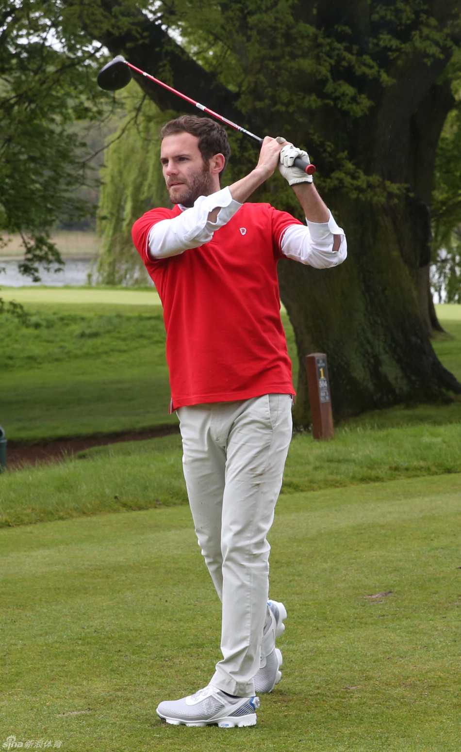 马塔完成了一次完美的挥杆收杆动作，身体舒展，姿态稳定，展现出在高尔夫运动上的不俗功底。